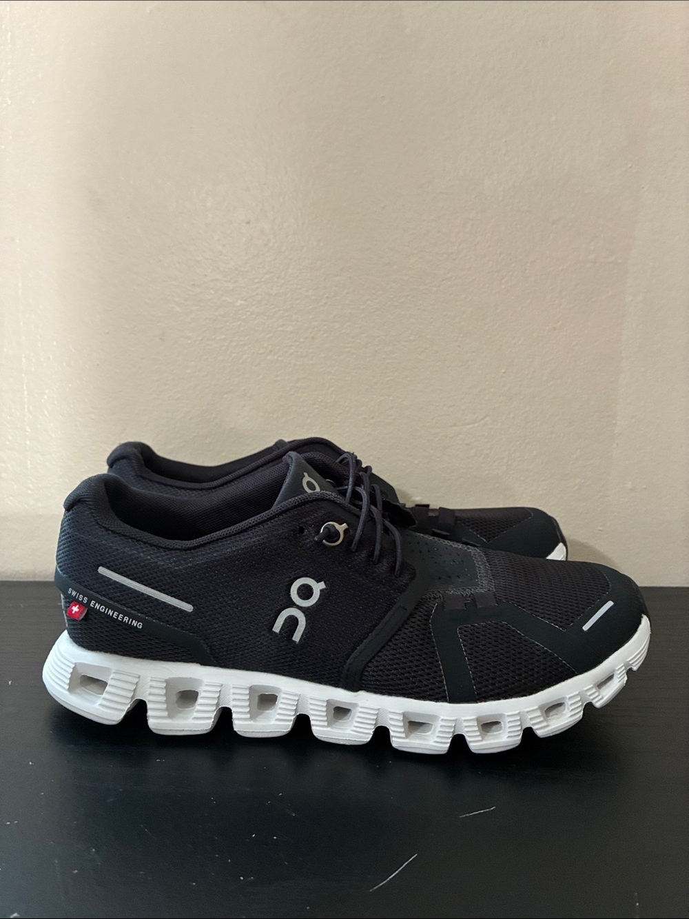 On cloud 6 running shoes black and white good condition just used size 6